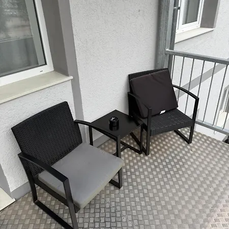 Voll Moeblierte Gaestewohnung In Magdeburg-salbke Apartment *